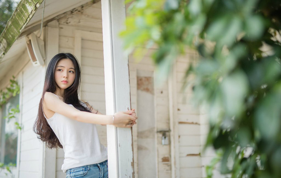 “拭目以待吧。”庞统微笑道，随后看向众人道：“却不知张任如今何在？”